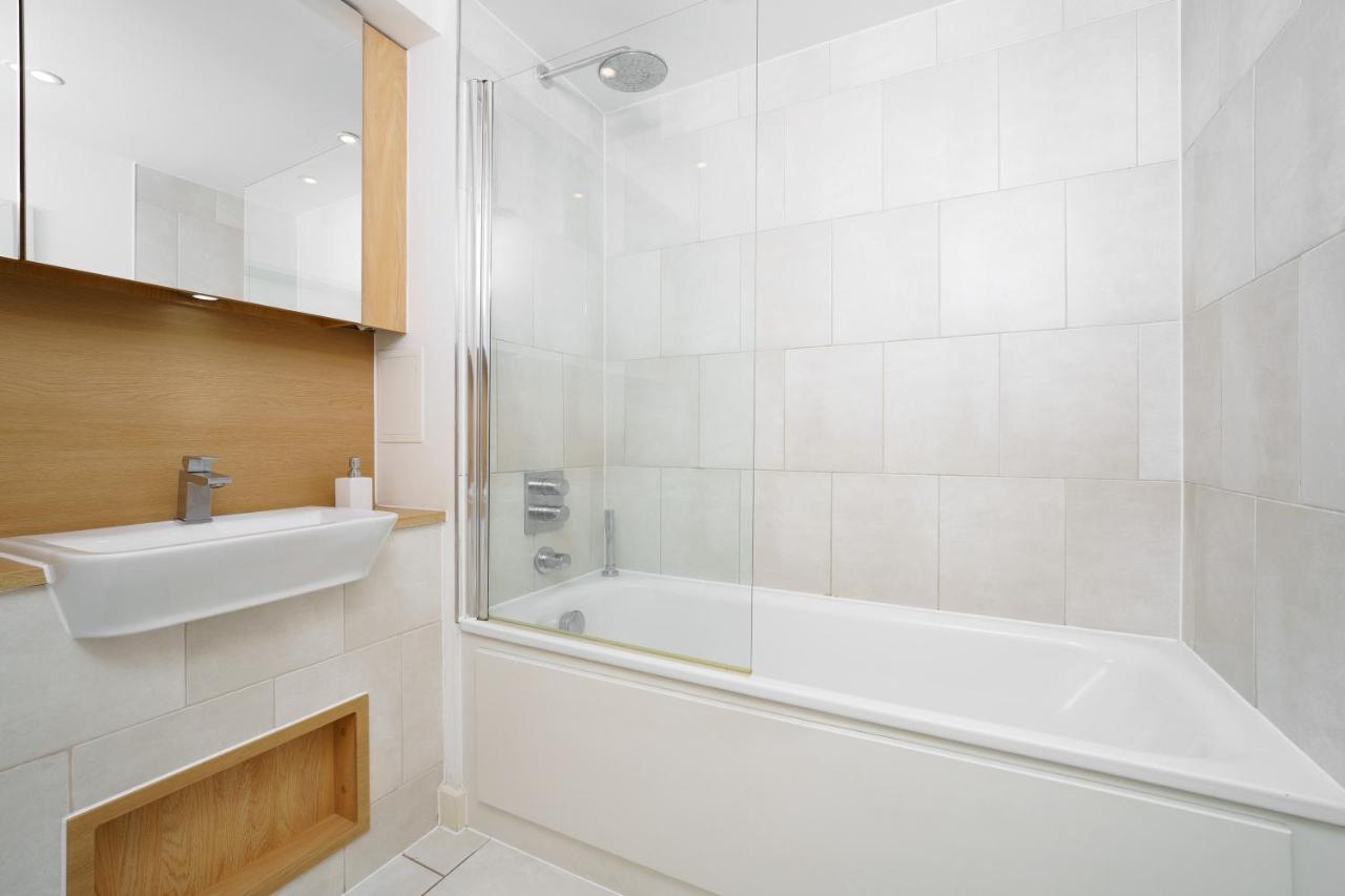 Stylish Fully-Equipped One Bedroom Apartment With Extra Sofa Bed, Free Secure Parking, Onsite Gym, 24Hr Security & Concierge London Kültér fotó