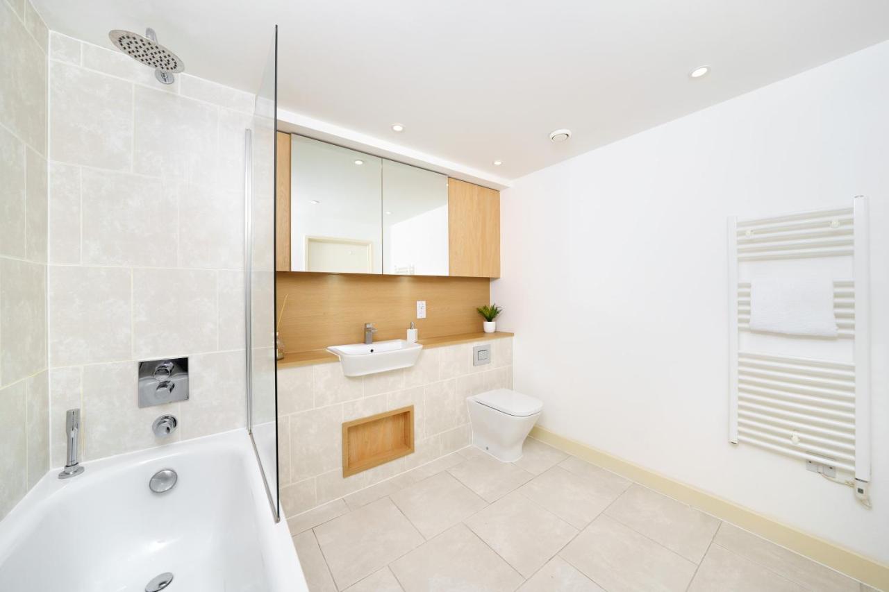 Stylish Fully-Equipped One Bedroom Apartment With Extra Sofa Bed, Free Secure Parking, Onsite Gym, 24Hr Security & Concierge London Kültér fotó